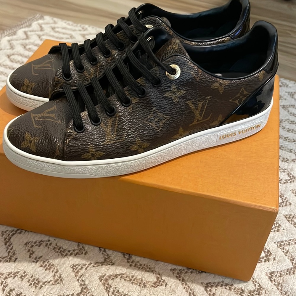 Louis Vuitton authentic frontrow monogram Size 37.5